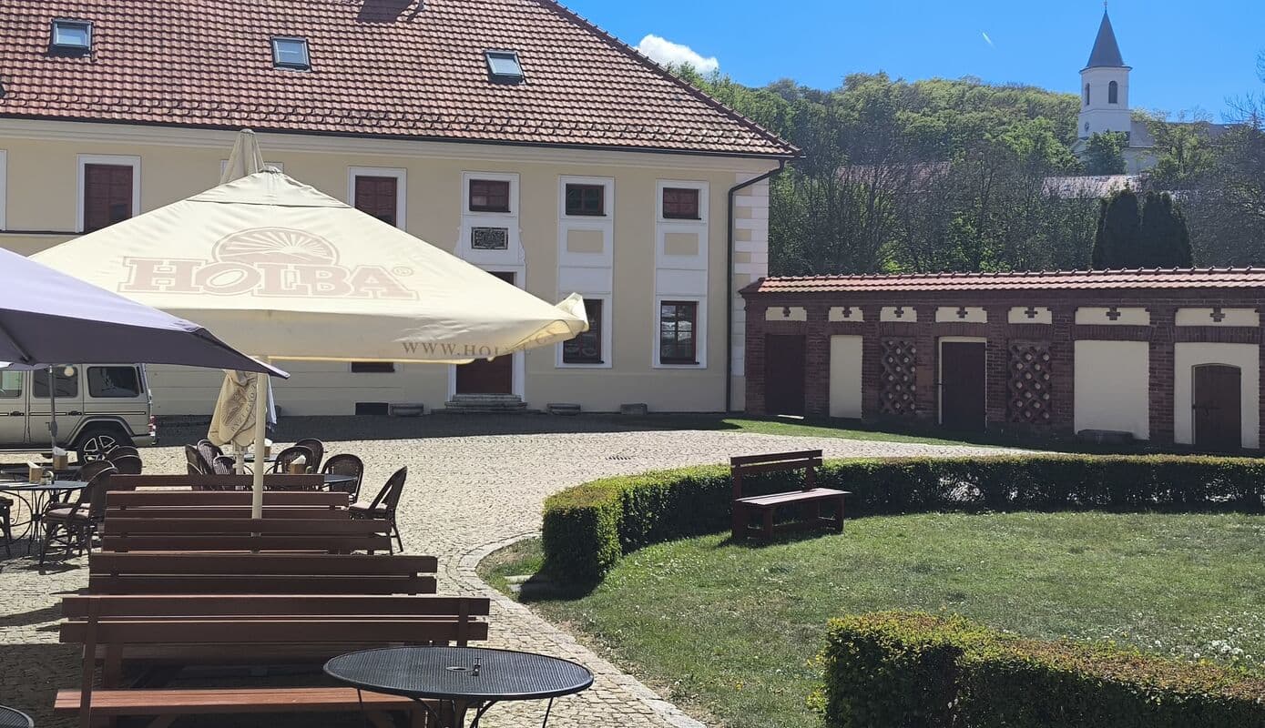 Nádvoří a historická budova Libockého Dvora v Liboci